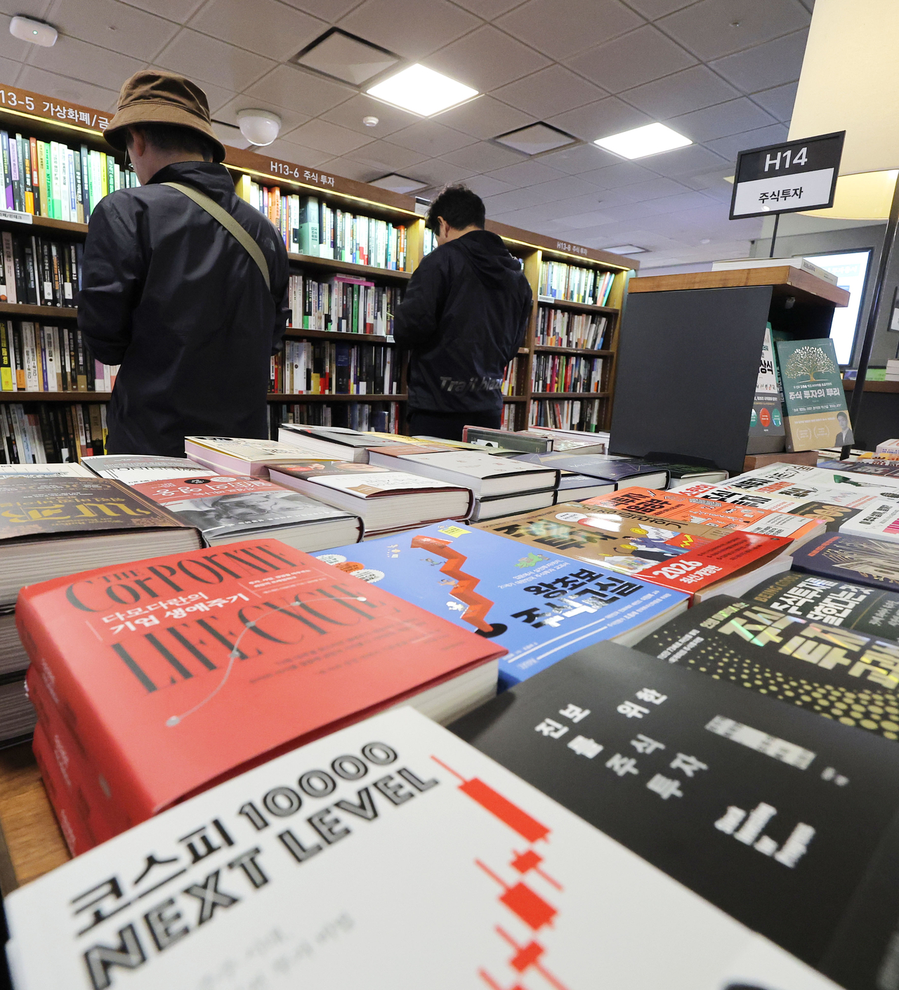 As optimism in the stock market grows, people browse books on stock investment and personal finance at a bookstore in Seoul on May 10.
According to Yes24, sales of books related to domestic stocks surged 305 percent in the first half of this year (Jan. 1–May 6) compared with the same period last year. (Yonhap)