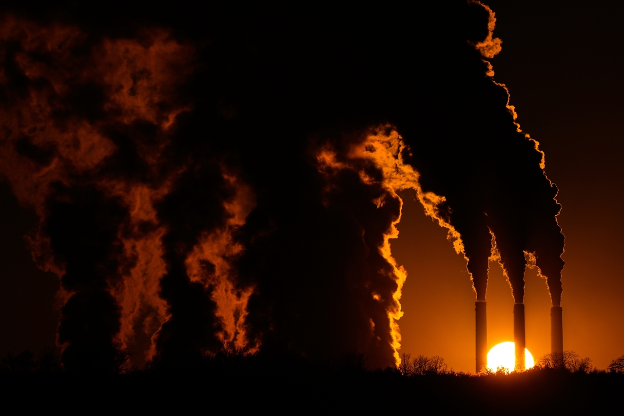 The Jeffrey Energy Center coal-fired power plant operates at sunset near Emmett, Kansas, in January. (AP-Yonhap)