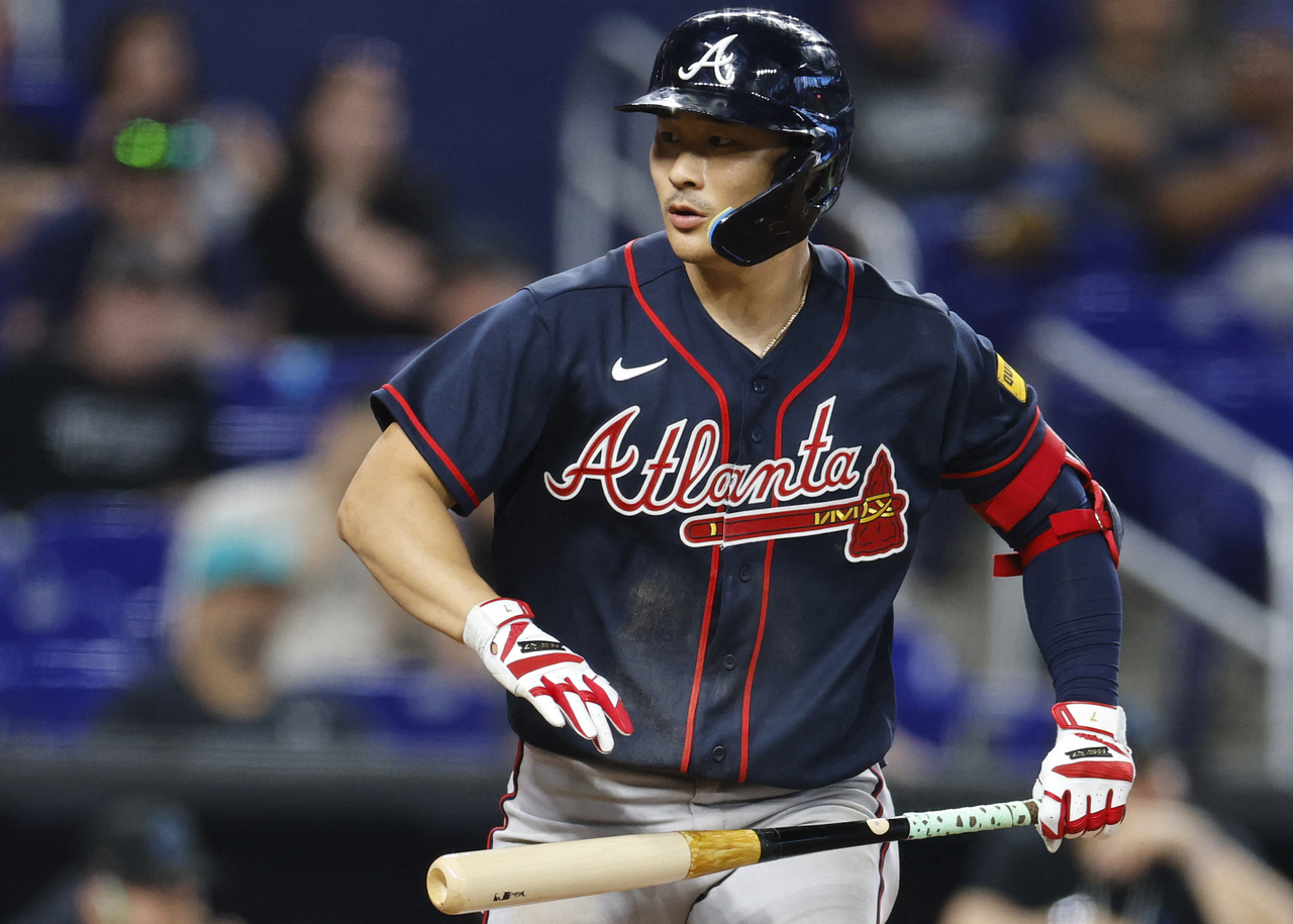Kim Ha-seong of the Atlanta Braves walks during the eighth inning against the Miami Marlins, at LoanDepot Park in Miami, Florida, Tuesday.   (AFP-Yonhap)