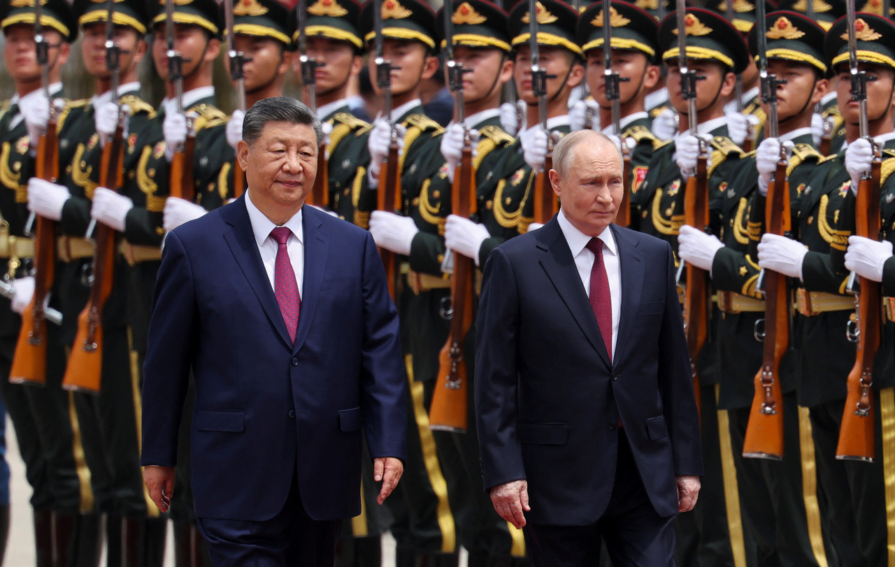 Russian President Vladimir Putin (right) and Chinese President Xi Jinping inspect an honor guard during a welcoming ceremony in Beijing, Wednesday. (Reuters-Yonhap)