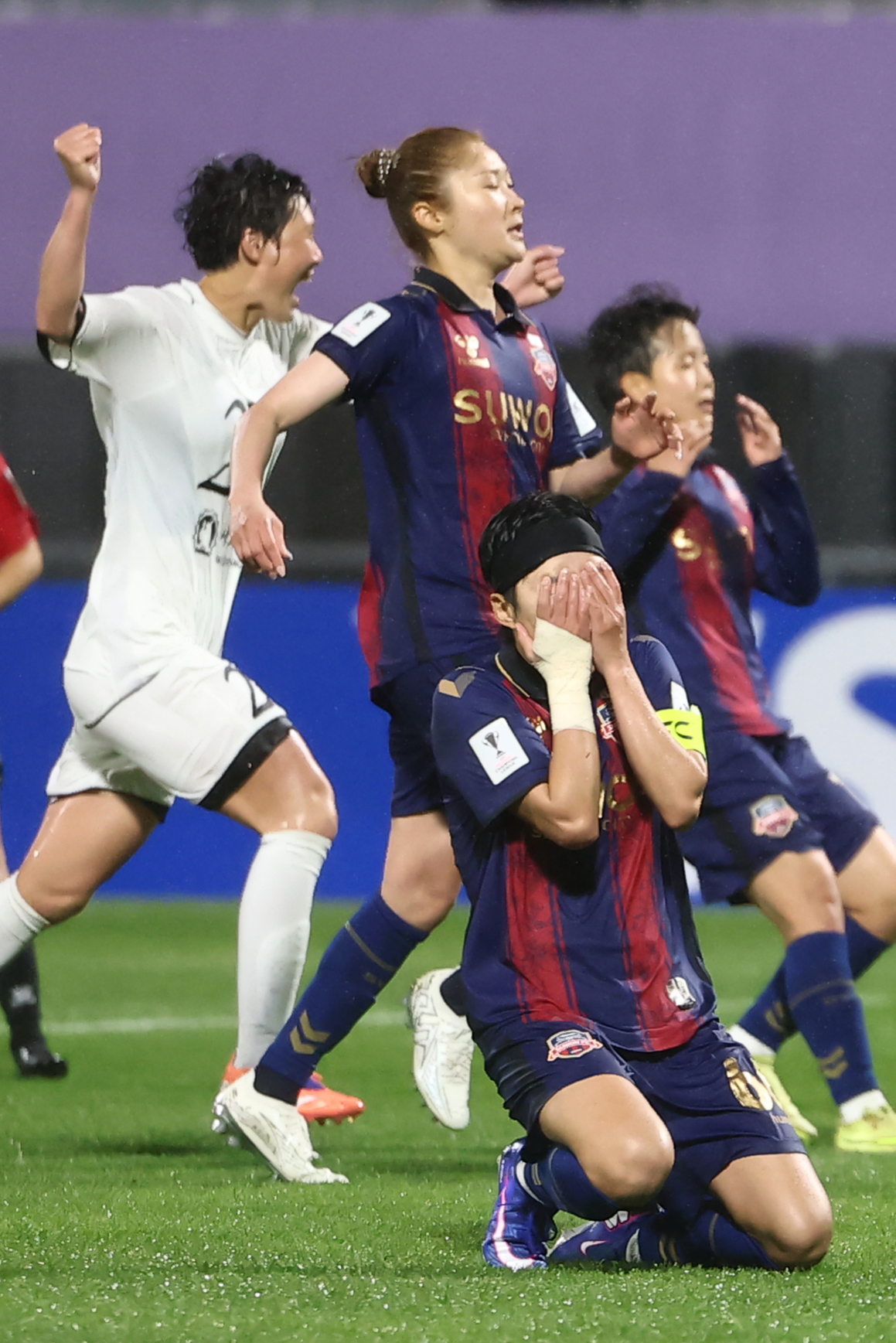Suwon FC Women's captain Ji So-yun covers her face after missing a penalty in the second half of the semifinals match of the Asian Champions League on Wednesday, at the Suwon Stadium in Suwon, Gyeonggi Province.  (Yonhap)