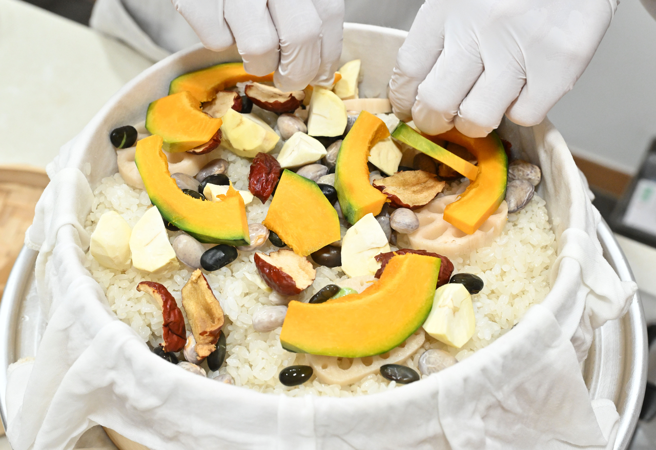 Temple food expert the Ven. Hyebeom cooks lotus leaf rice at Suwolam in Seoul on May 14. (Im Se-jun/The Korea Herald)