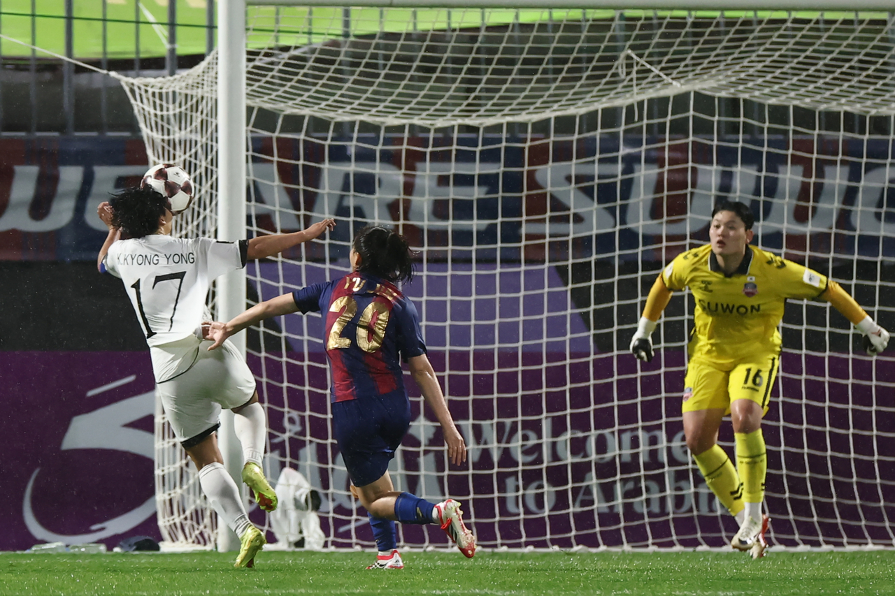 Kim Kyong-yong (17), the captain of Naegohyang Women's FC, scores the game-winning header against Suwon FC Women in the Asian Champions League semifinals on Wednesday at the Suwon Stadium in Suwon, Gyeonggi Province. (Yonhap)