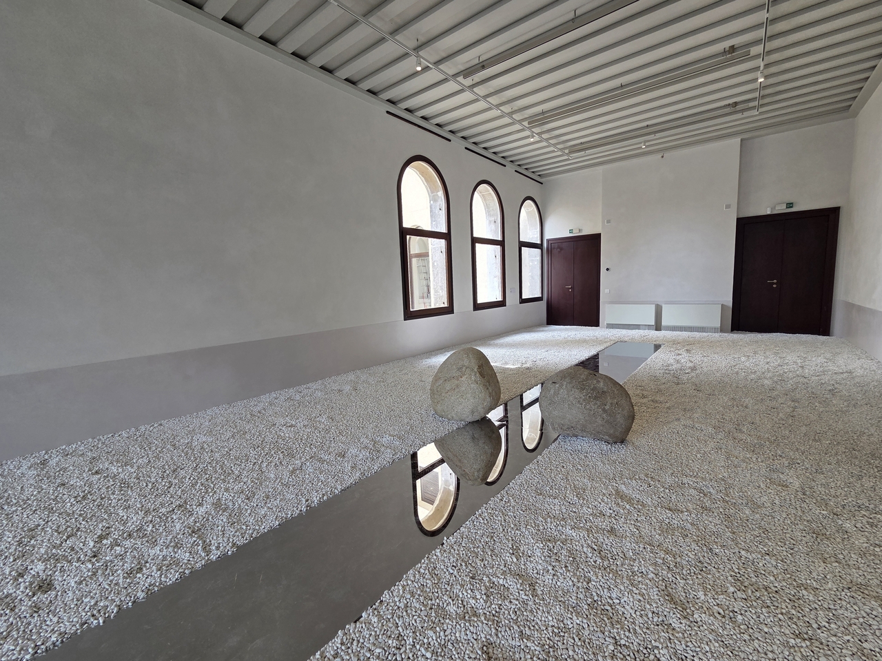 Installation view of "Lee Ufan" at SMAC Venice, Italy (Park Yuna/The Korea Herald)