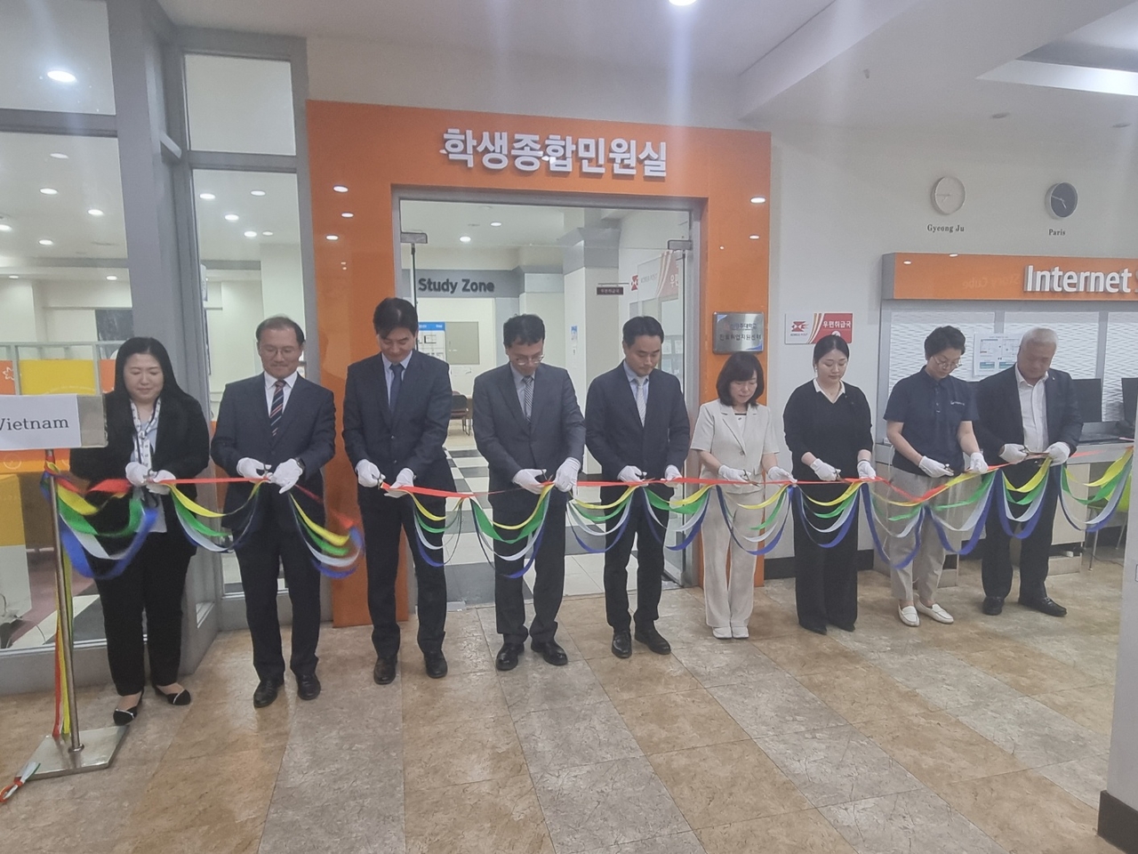 신경주대는 지난 19일 진로취업지원센터 개소 기념 커팅식을 진행하고 있다.[신경주대 제공]