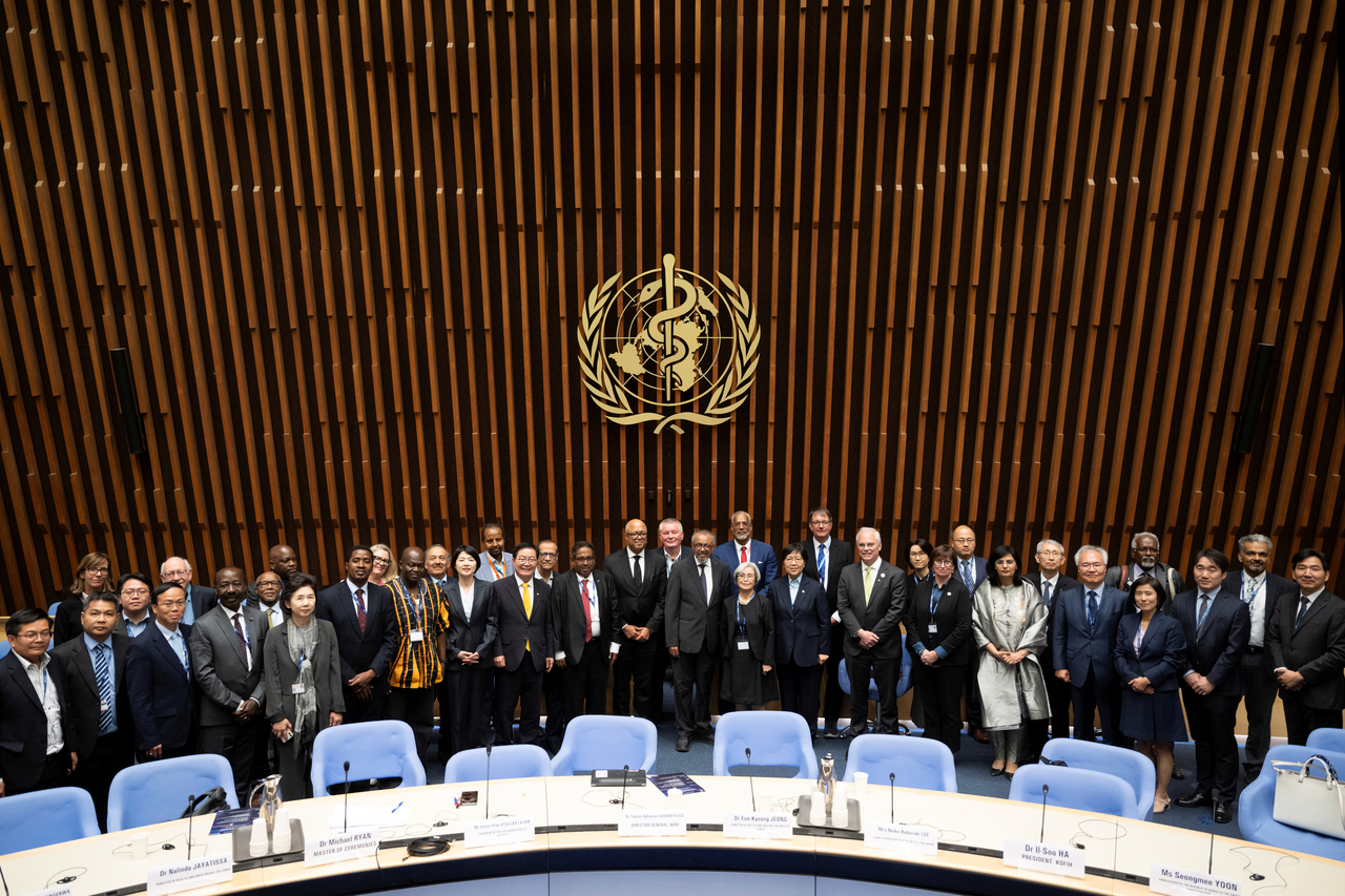 Participants of a memorial ceremony marking the 20th anniversary of the death of Lee Jong-wook pose for photographs in the World Health Organization Executive Board meeting room in Geneva, Switzerland, on May 20 (local time). (Yonhap)