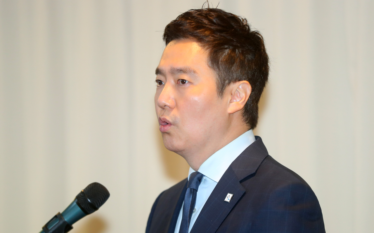 Kim Se-ui, head of the YouTube channel HoverLab, attends a press conference on May 7, 2025, where he raised allegations that actor Kim Soo-hyun had been in a relationship with the late Kim Sae-ron when she was underage. (Newsis)