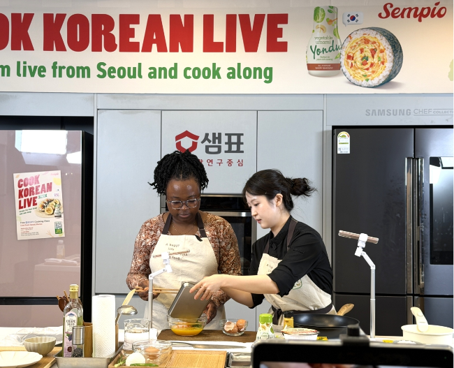 Sempio officials prepare Korean dishes during a live-streamed cooking class at the company's headquarters in Seoul on Thursday. (Sempio)