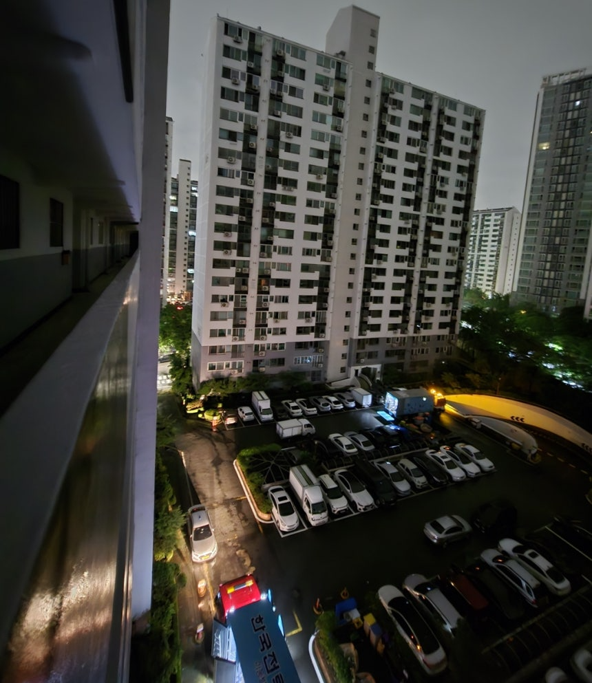 An apartment building in Daegu remains dark after power and water outages lasted from Wednesday afternoon to Thursday morning. (Yonhap)