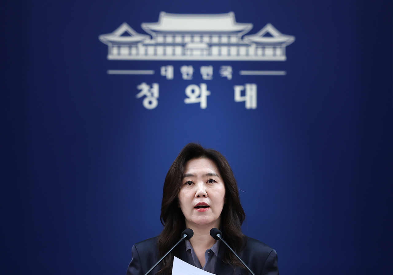 Senior presidential spokesperson Kang Yu-jung briefs reporters at Cheong Wa Dae on Thursday on the release of two Korean nationals detained aboard Gaza-bound aid flotillas. (Yonhap)