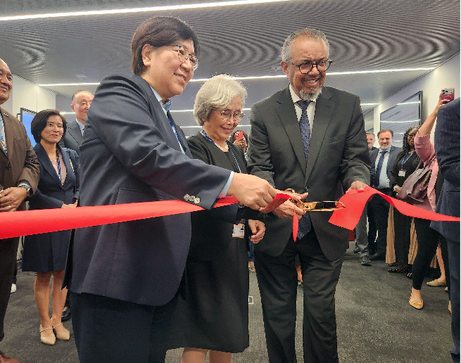 South Korea's Health and Welfare Minister Jeong Eun-kyeong (left), Lee Jong-wook’s wife Reiko Kaburaki (center), and WHO Director-General Tedros Adhanom Ghebreyesus cut a ribbon during a ceremony marking the reopening of the “Dr. Lee Jong-wook Strategic Situation Room” at WHO headquarters in Geneva, Switzerland, on May 20 (local time). (Yonhap)