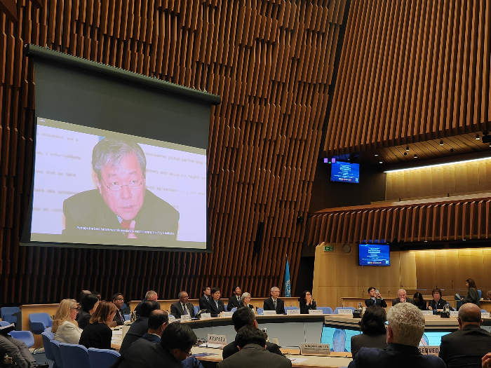 A memorial ceremony marking the 20th anniversary of the death of Lee Jong-wook (on screen) is held in the World Health Organization Executive Board meeting room in Geneva, Switzerland, on May 20 (local time). (Yonhap)