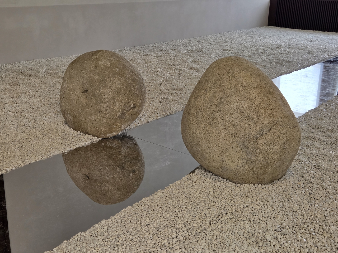 Installation view of "Lee Ufan" at SMAC Venice, Italy (Park Yuna/The Korea Herald)