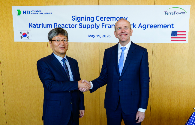 Won Kwang-sik (left), head of the offshore & energy business unit at HD Hyundai Heavy Industries, and Chris Levesque, CEO of TerraPower, pose for a photo after signing an agreement on Tuesday. (HD Hyundai Heavy Industries)