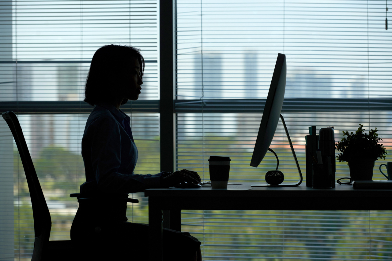 An office worker uses a computer. (123rf)