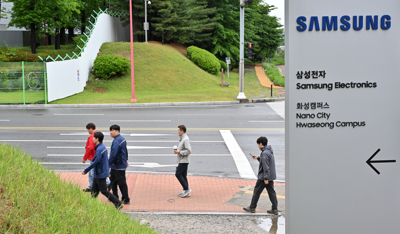 Employees arrive for work at Samsung Electronics’s Hwaseong campus in Gyeonggi Province on Thursday, after Samsung Electronics and its labor union reached a tentative wage agreement. (Im Se-jun/The Korea Herald)