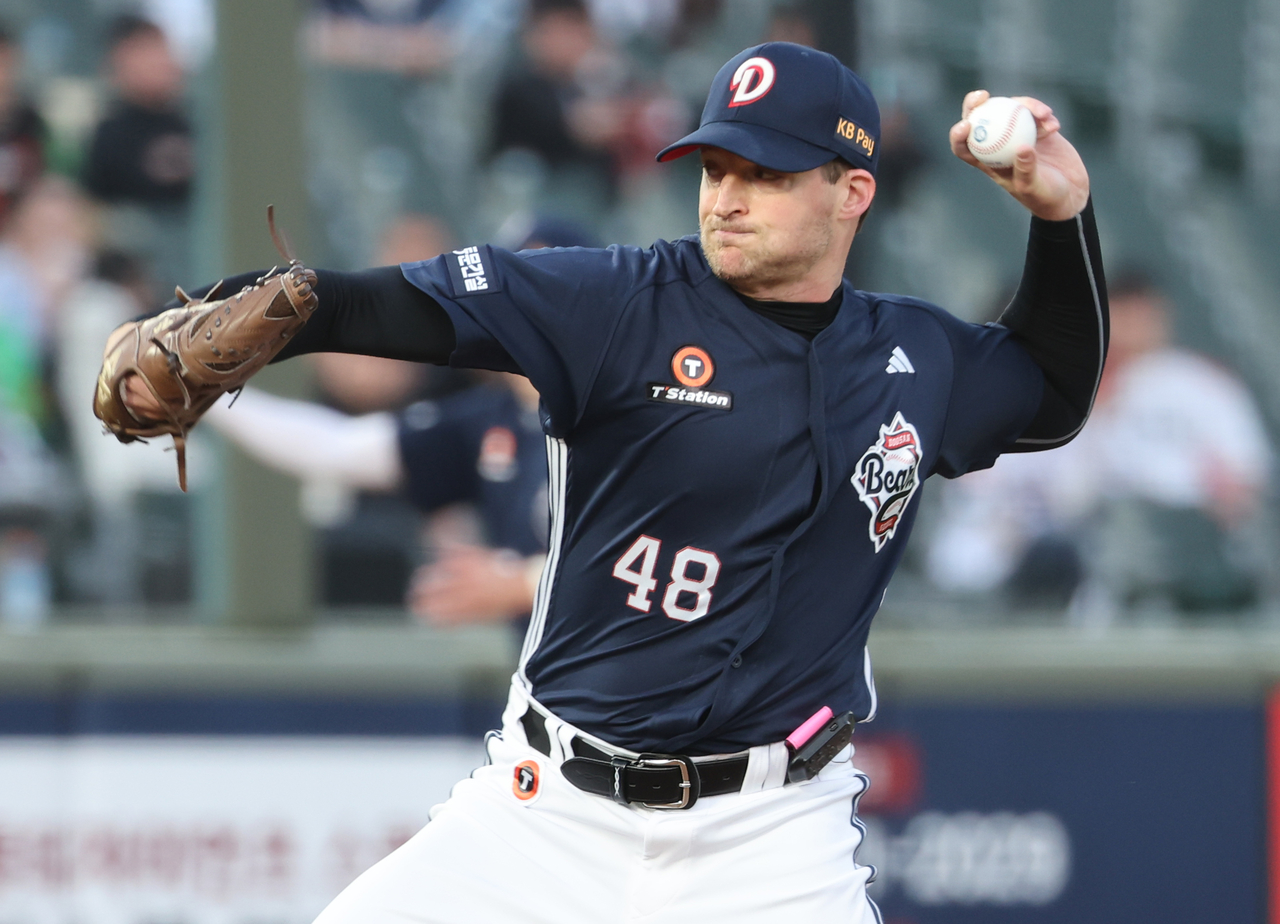 Doosan Bears starter Wes Benjamin pitches against the Lotte Giants during the clubs' Korea Baseball Organization regular-season game at Sajik Baseball Stadium in the southeastern city of Busan, in this April 21, 2026, file photo. (Yonhap)