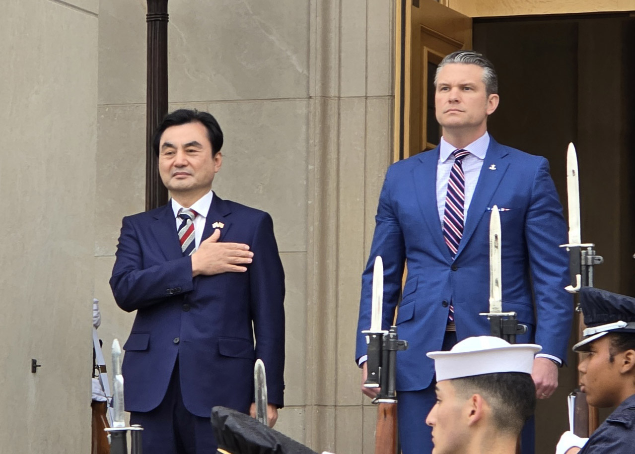 South Korean Defense Minister Ahn Gyu-back (left) and US Defense Secretary Pete Hegseth attend a ceremony, ahead of their talks at the Pentagon near Washington on May 11. (Joint Press Corps via Yonhap)