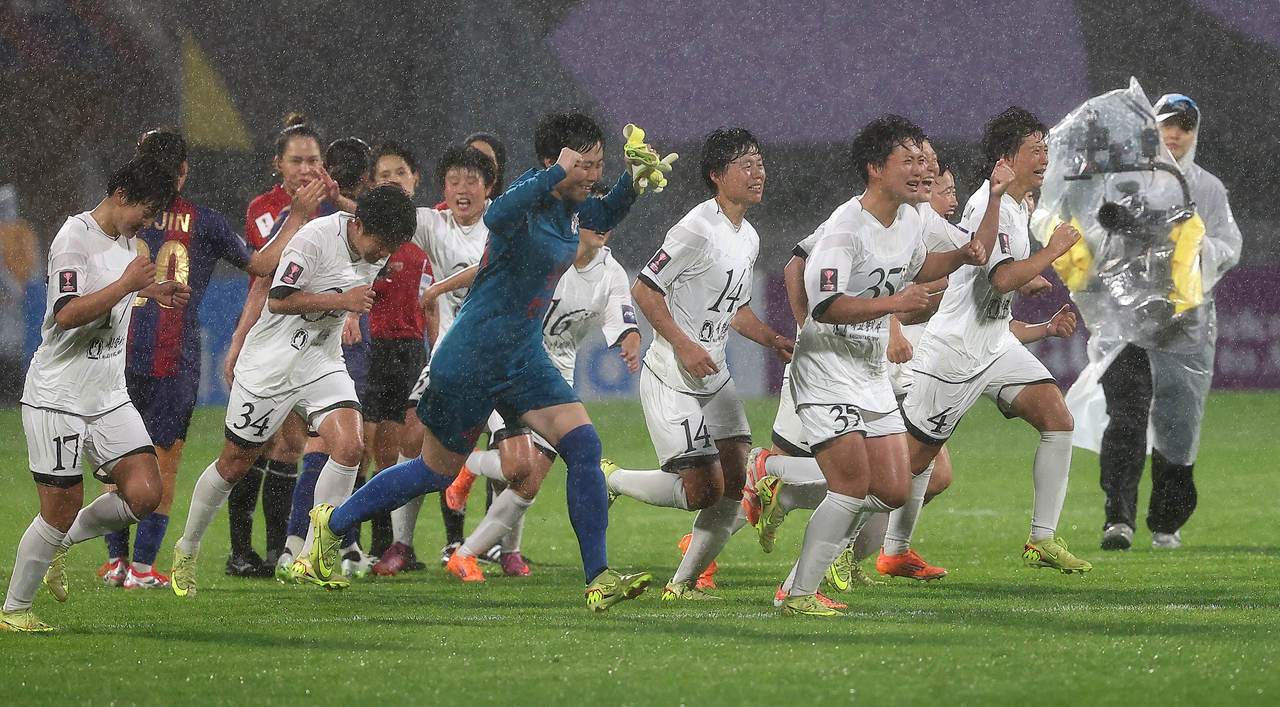 Naegohyang Women’s FC players celebrate their 2-1 win over Suwon FC Women in the AFC Women’s Champions League semifinal on May 20, 2026 at Suwon Stadium in Suwon, Gyeonggi Province. (Yonhap)