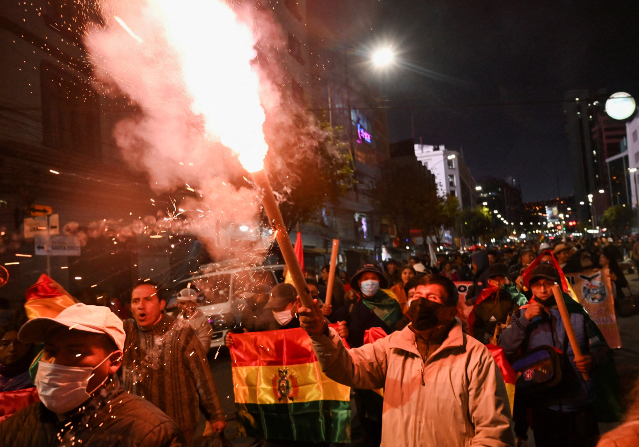 Demonstrators take part in a march in La Paz, Bolivia, Wednesday. (Reuters-Yonhap)