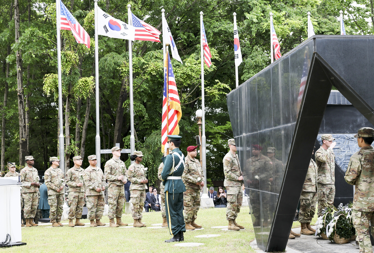 South Korean and US service members line up to lay flowers and salute during a joint South Korea-US Memorial Day ceremony held in front of a memorial monument at the Imjingak veterans complex in Paju on the 21st. (Yonhap)