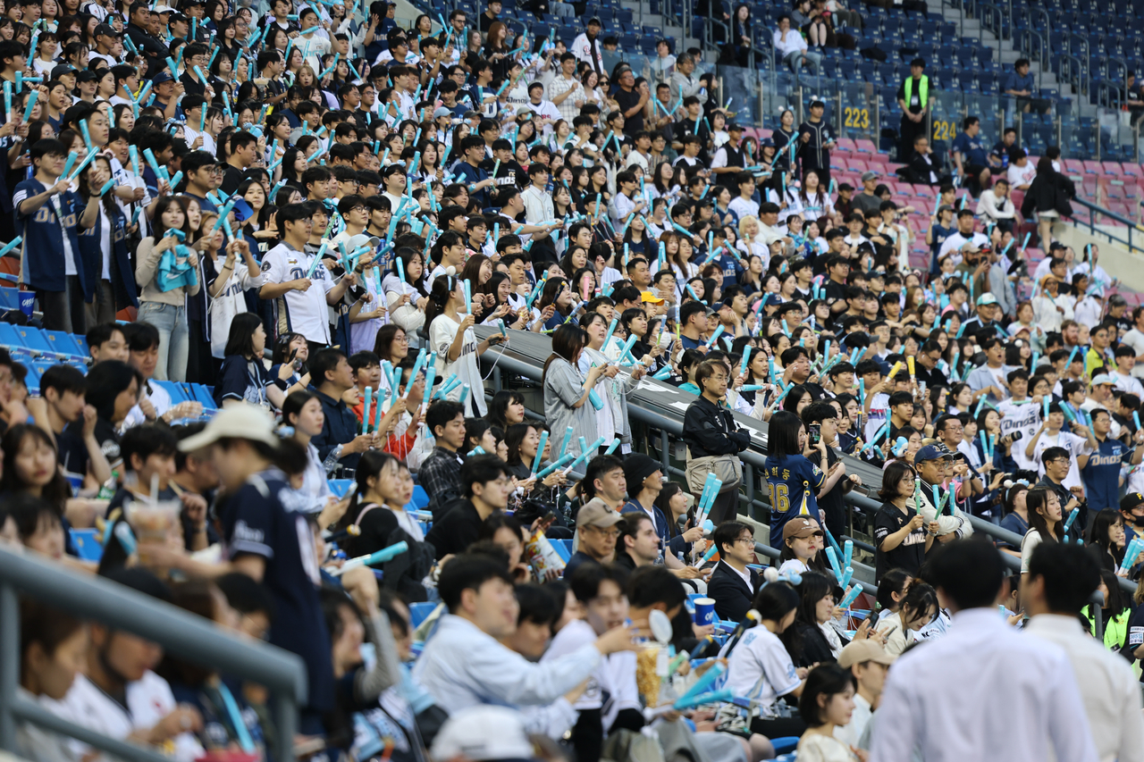 Spectators cheer during the NC Dinos-Dusan Bears game at Jamil Baseball Stadium in Seoul on Thursday. (Yonhap)