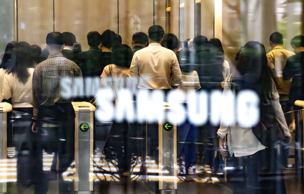 Employees arrive for work at Samsung Electronics’ Seocho office in southern Seoul. (Im Se-jun/ The Korea Herald)