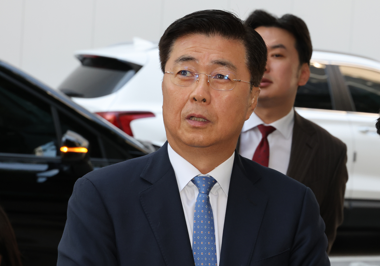 Hong Jang-won, former first deputy director of the National Intelligence Service, answers questions from reporters in front of special counsel Kwon Chang-young's office in Gwacheon, Gyeonggi Province, Friday. (Yonhap)