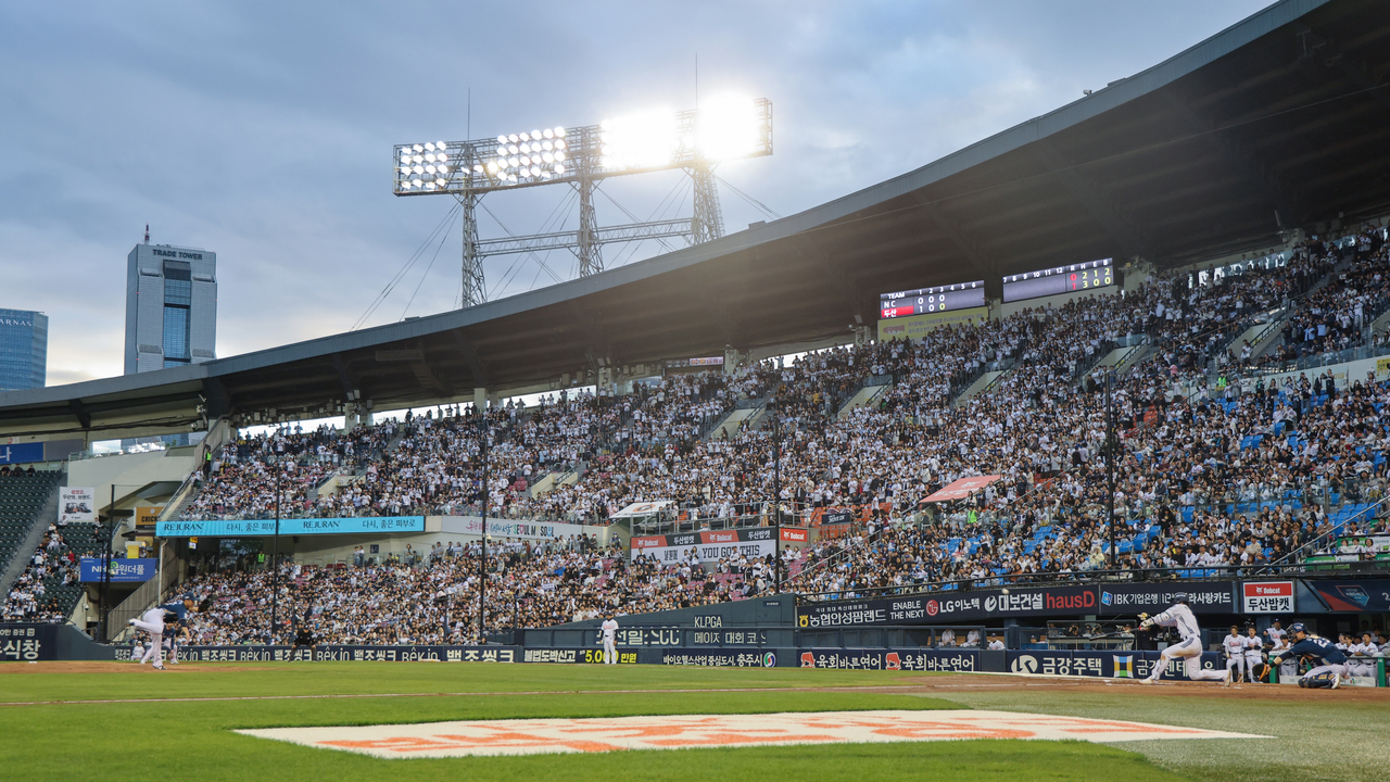 Spectators cheer during the NC Dinos-Dusan Bears game at Jamil Baseball Stadium in Seoul on Thursday. (Yonhap)