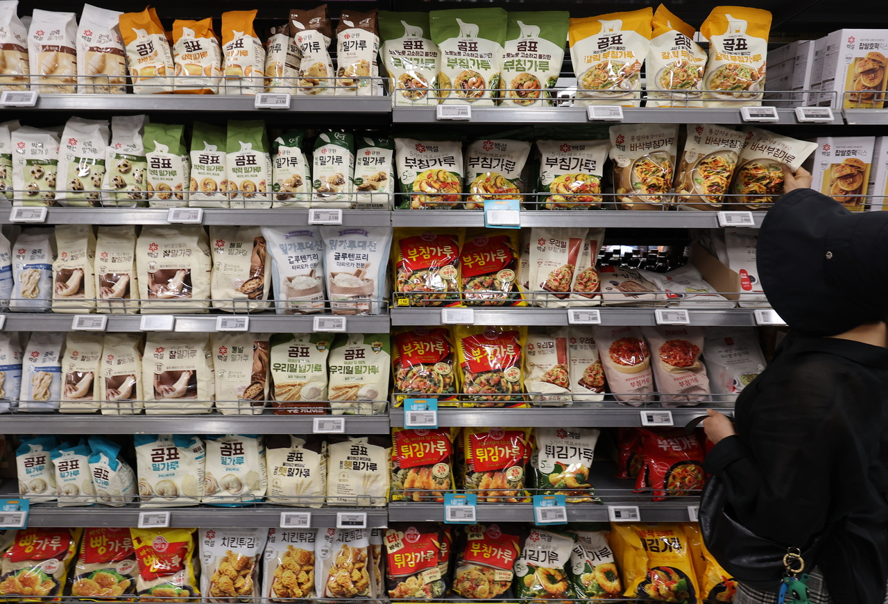 A customer shops at a major discount chain store in Seoul on Wednesday. (Yonhap)