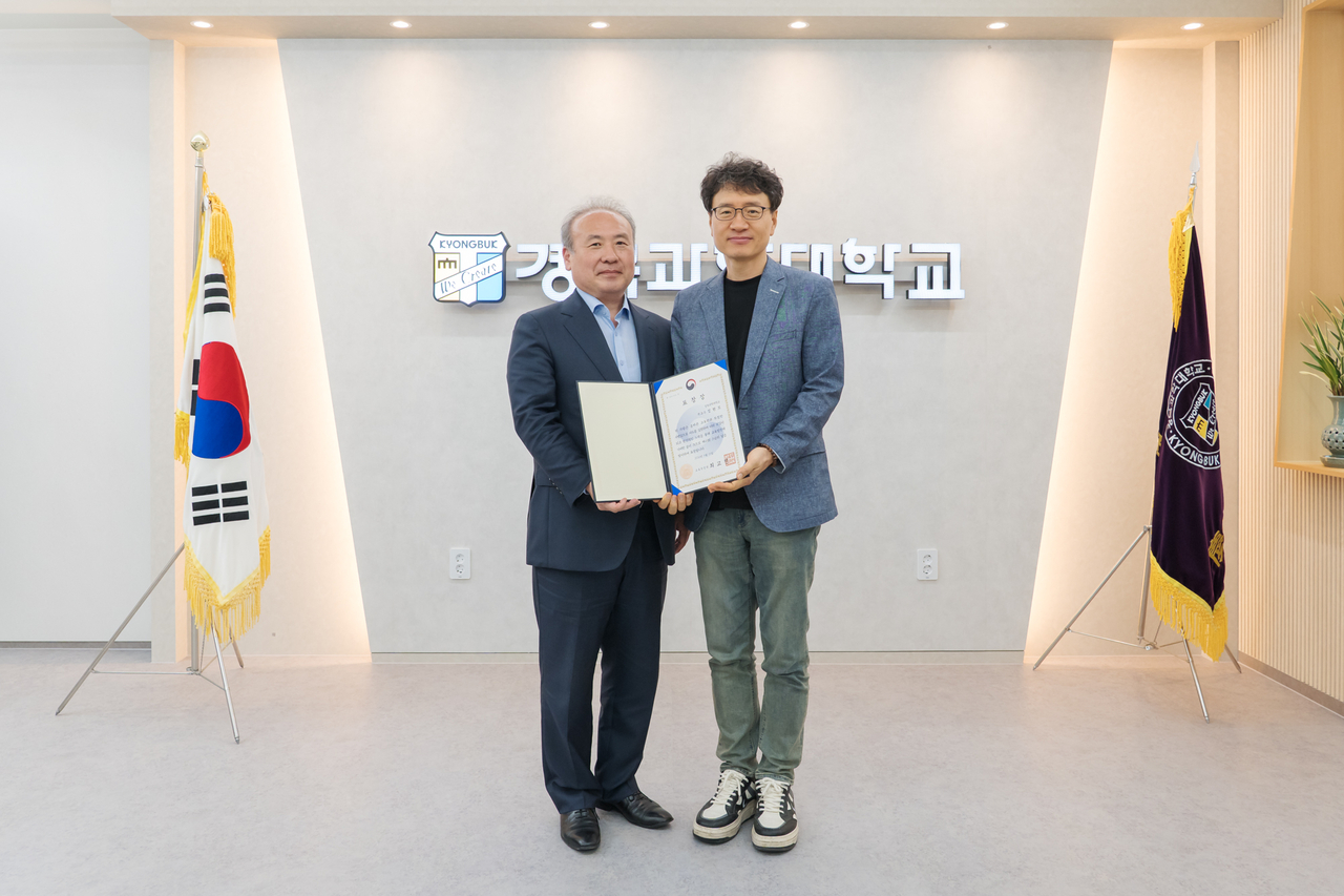 교육부 장관 표창을 받은 경북과학대 정현모(오른쪽) 교수가 정은재 총장과 기념촬영을 하고 있다.[경북과학대 제공]