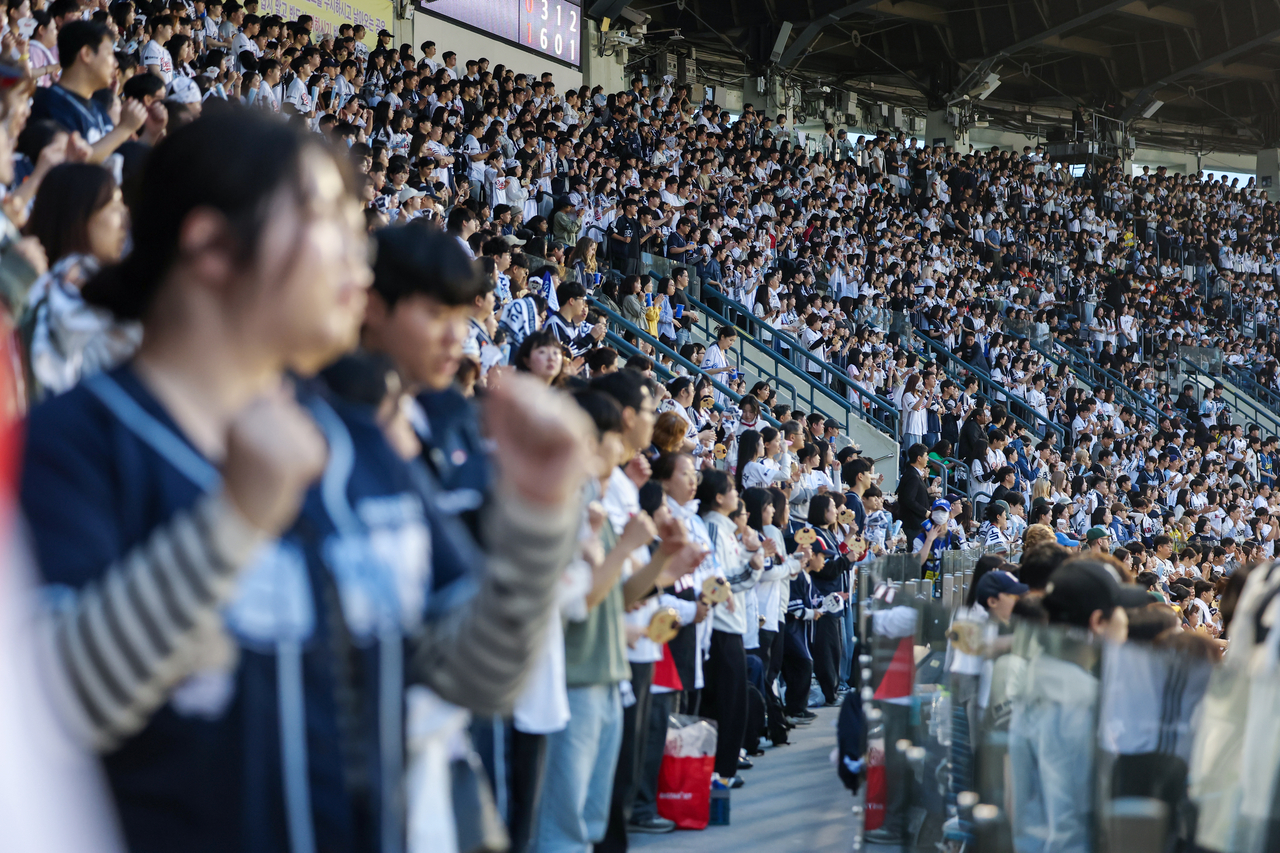 Spectators cheer during the NC Dinos-Dusan Bears game at Jamil Baseball Stadium in Seoul on Thursday. (Yonhap)