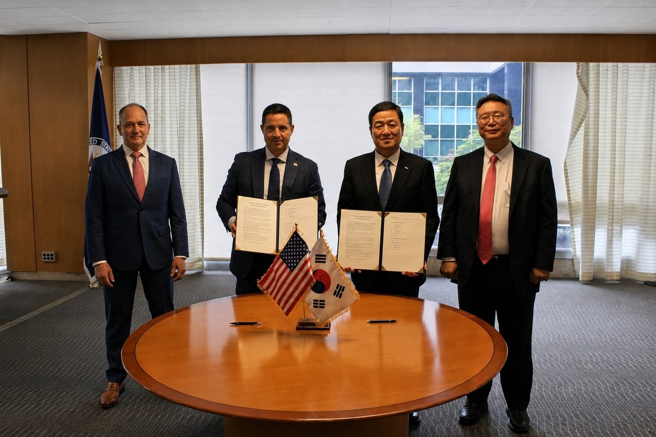 From left: Mike Kopp, senior advisor to the US Secretary of Energy, Mark Jensen, CEO of ReElement Technologies, Lee Kye-in, CEO of Posco International, and Park Chan-ki, minister counselor for trade, industry and energy at the South Korean Embassy in the US, pose for a photo during a signing ceremony for a rare earth joint venture project in Washington on Thursday. (Posco International)