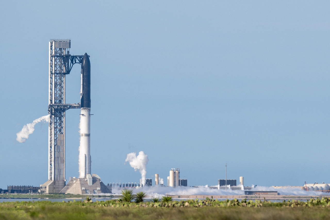 The SpaceX Starship V3 is seen docked at on a launch pad at Starbase in Boca Chica Beach, Texas on Thursday. The launch was eventually postponed. (AFP-Yonhap)