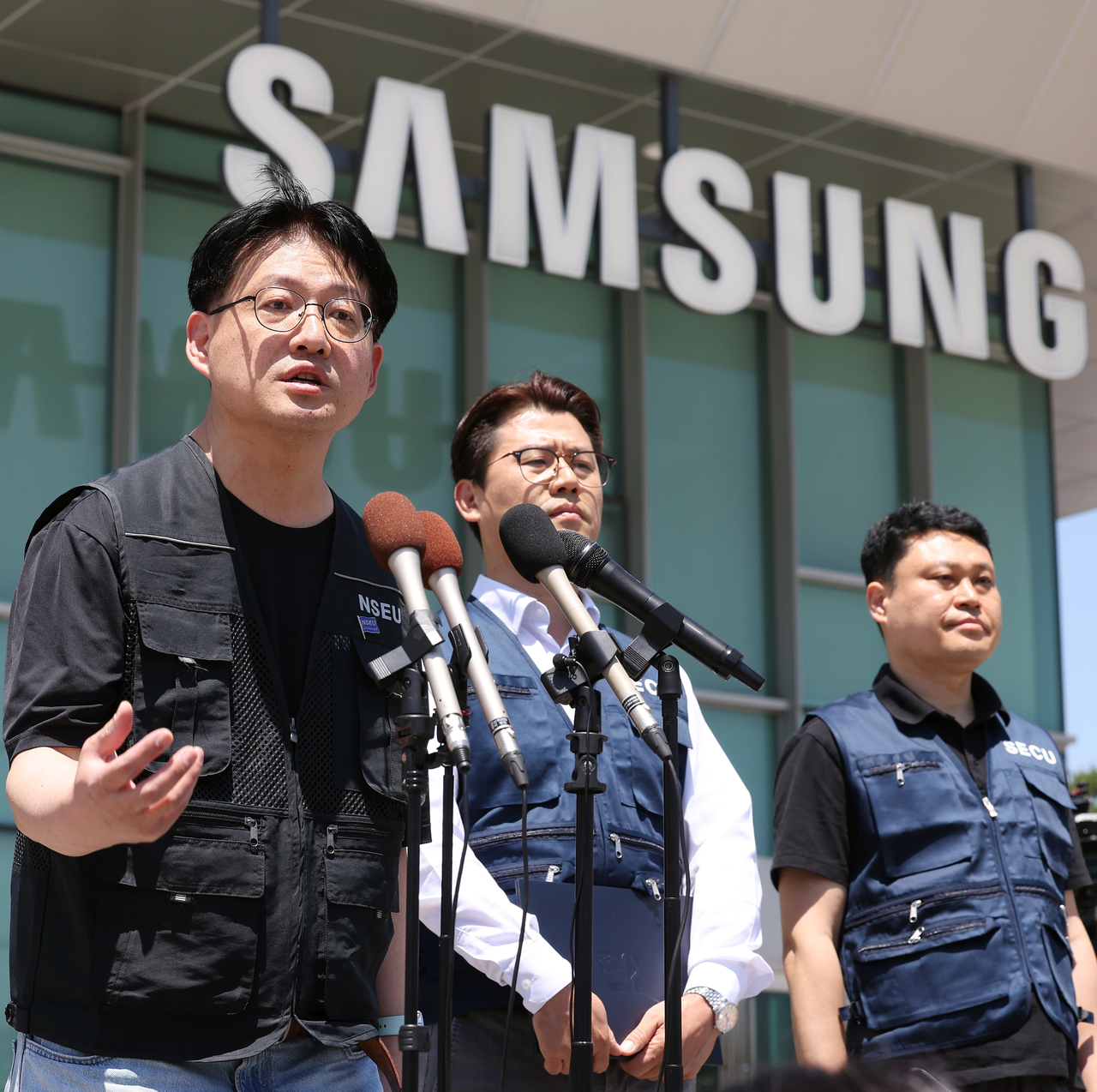 Officials of Samsung Electronics Donghaeng Labor Union, largely comprising Device eXperience employees, speak outside Samsung Electronics’ main gate in Suwon, Gyeonggi Province, on Friday. (Yonhap)
