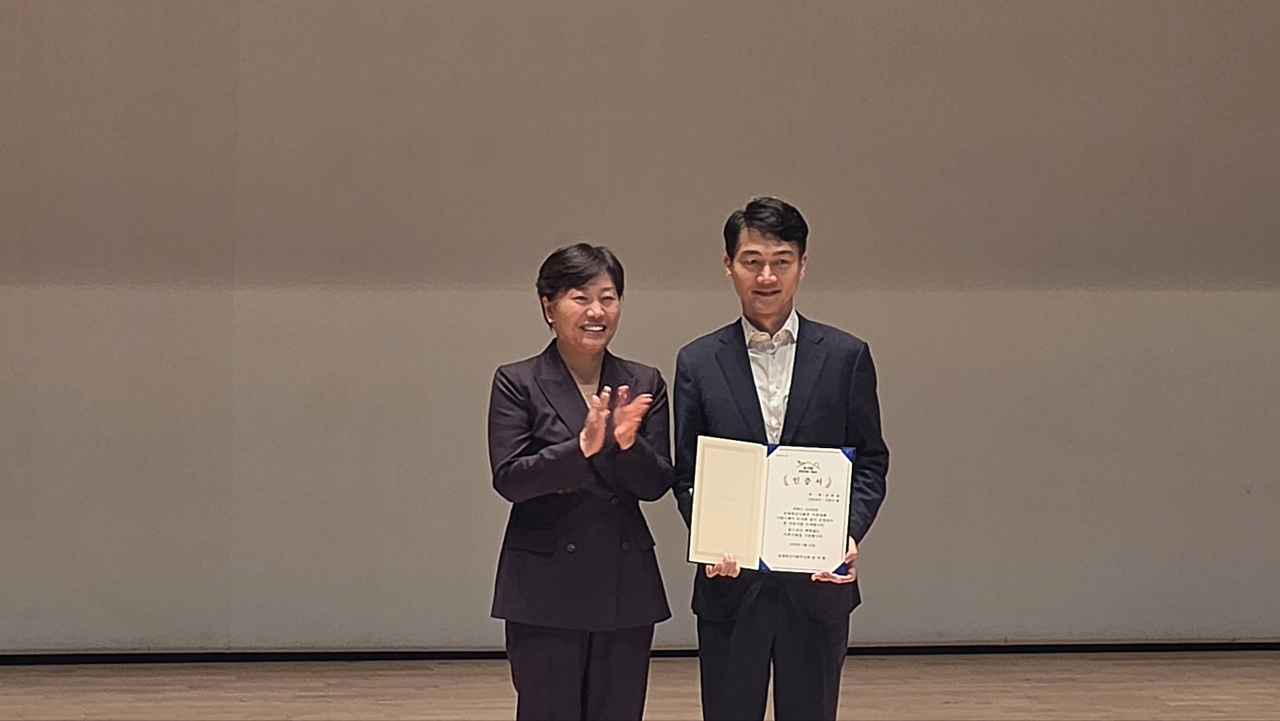 ‘다둥이 왕’으로 선정된 강동윤(오른쪽) 농촌소득에너지정책관이 송미령 농림축산식품부 장관으로부터 인증서와 부상을 받고 있다.[김선국 기자]