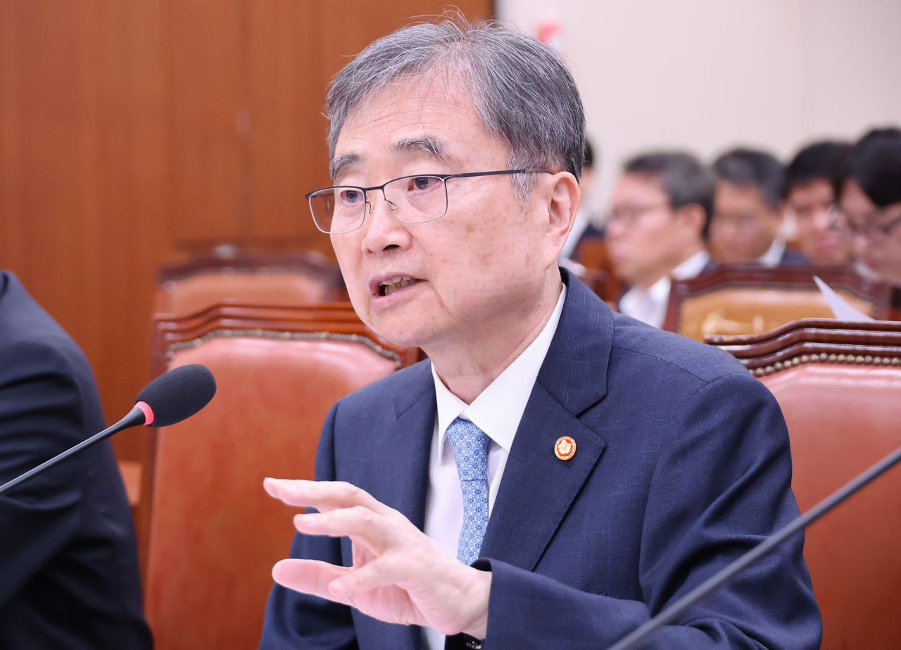 Foreign Minister Cho Hyun speaks during a parliamentary session on Wednesday. (Yonhap)