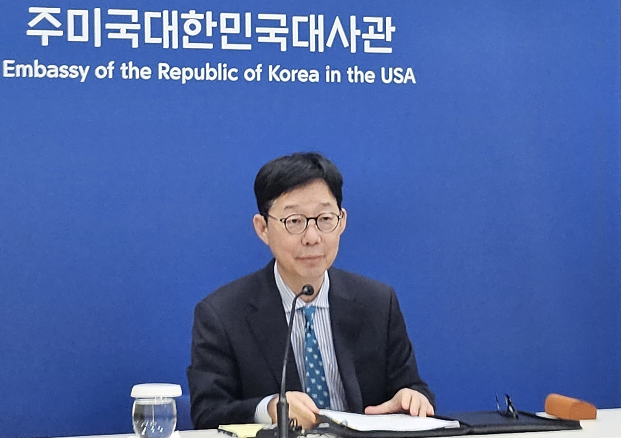 Vice Foreign Minister Park Yoon-joo speaks during a meeting with South Korean correspondents at the South Korean Embassy in Washington on Wednesday. (Yonhap)