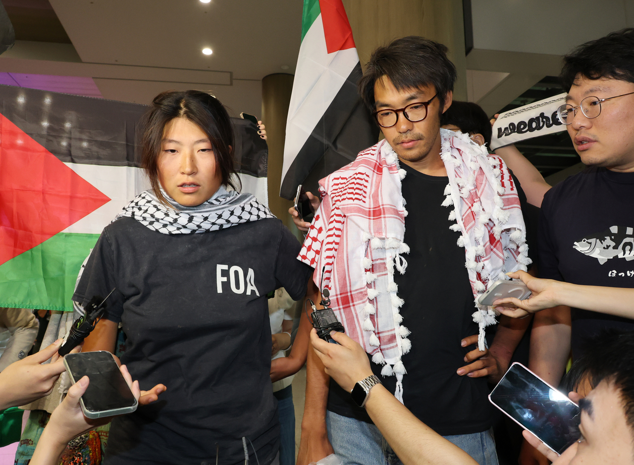 This photo shows South Korean flotilla activists Kim Ah-hyun and Kim Dong-hyeon who returned to Incheon Airport on Friday. (Yonhap)