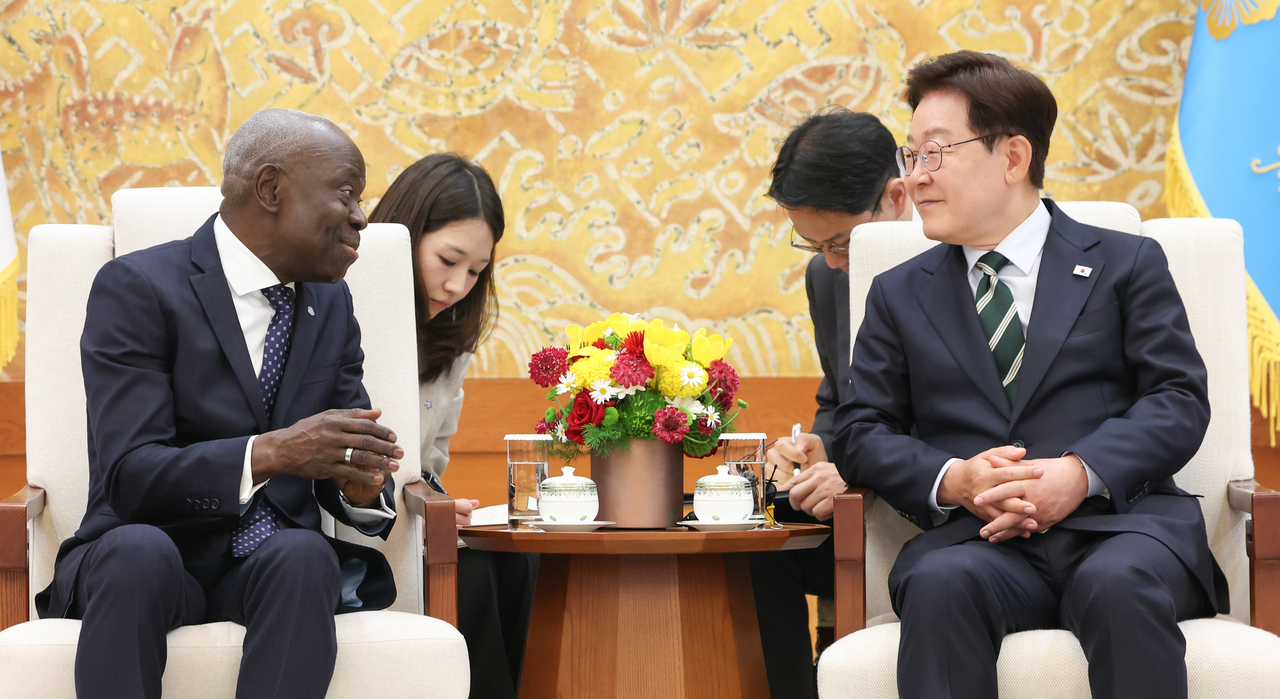 President Lee Jae Myung (right) and International Labor Organization Director-General Gilbert Houngbo hold talks at Cheong Wa Dae in Seoul on Friday. (Yonhap)