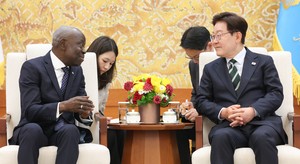 Lee, ILO chief discuss S. Korea's global AI hub initiative