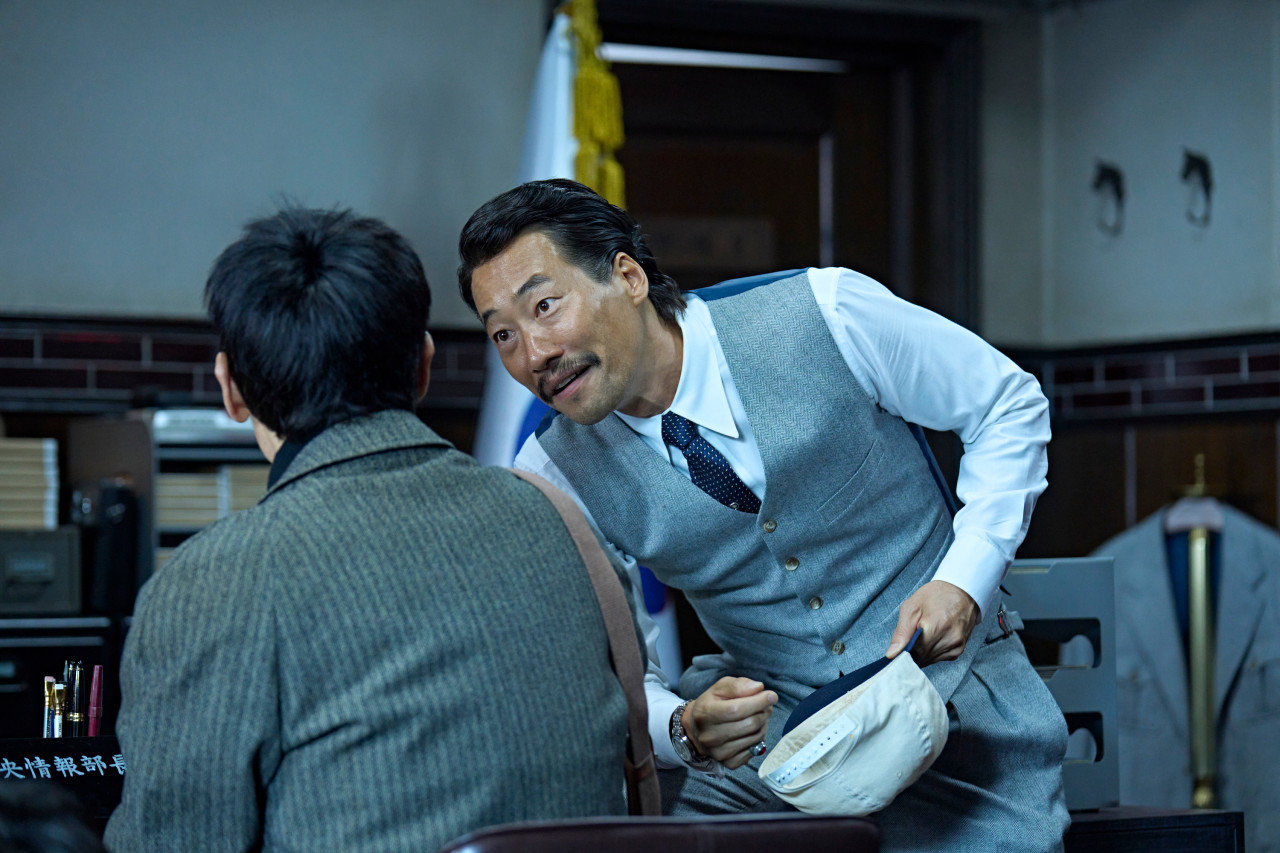 Ryoo Seung-bum (right) in the movie "Good News." (Netflix Korea)