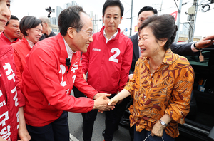 박근혜, 대구 칠성시장서 추경호 지원 유세…보수 결집 나섰다