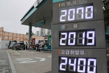 정부가 중동 전쟁의 충격을 줄이기 위해 도입한 유류세 인하 조치를 2개월 연장한다고 밝힌 21일 서울 시내 한 주유소의 모습. <연합>