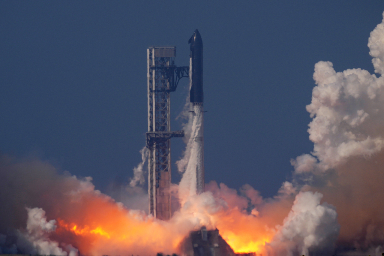 SpaceX's mega rocket Starship makes a test flight from Starbase, Texas, Friday, local time. (AP/ Yonhap)