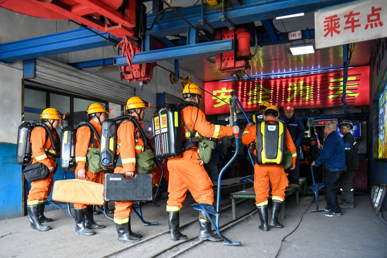 This photo taken on Saturday shows a scene at the rescue site of the Liushenyu coal mine in Qinyuan County, north China's Shanxi Province. (Xinhua)