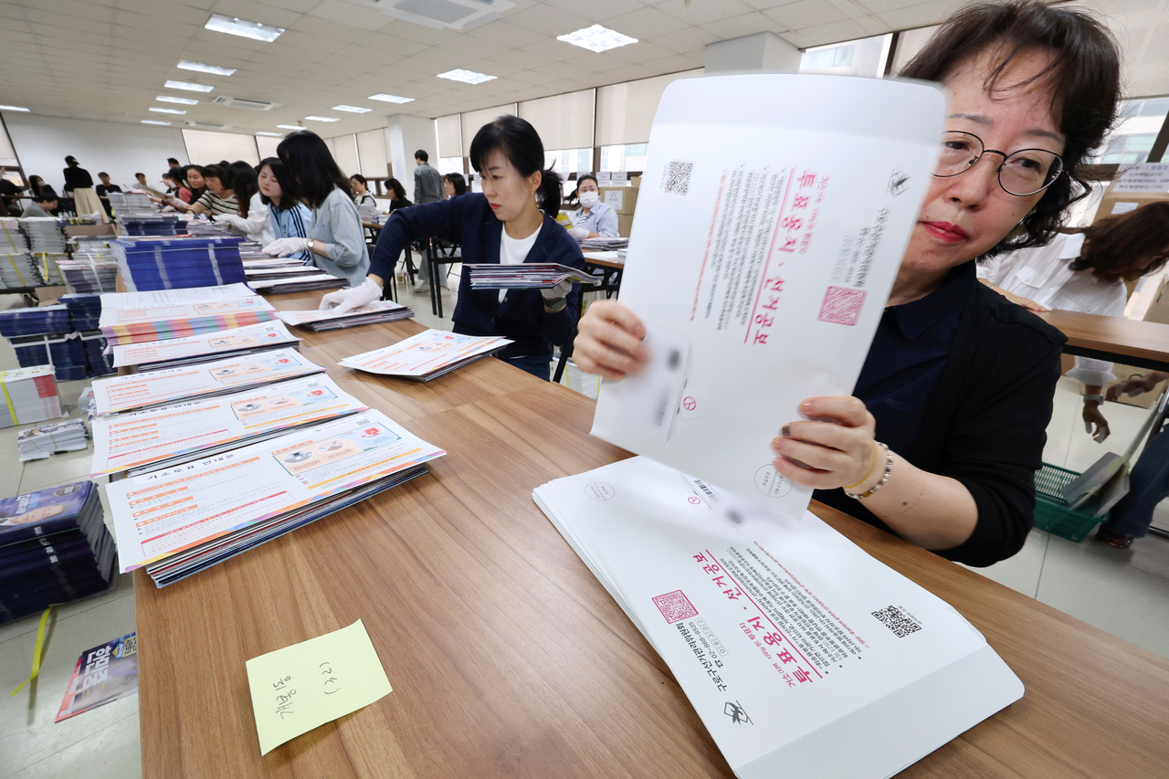 Election officials mail absentee ballots and campaign materials for the June 3 local elections at the Guro-gu Election Commission in Seoul on Saturday. (Yonhap)