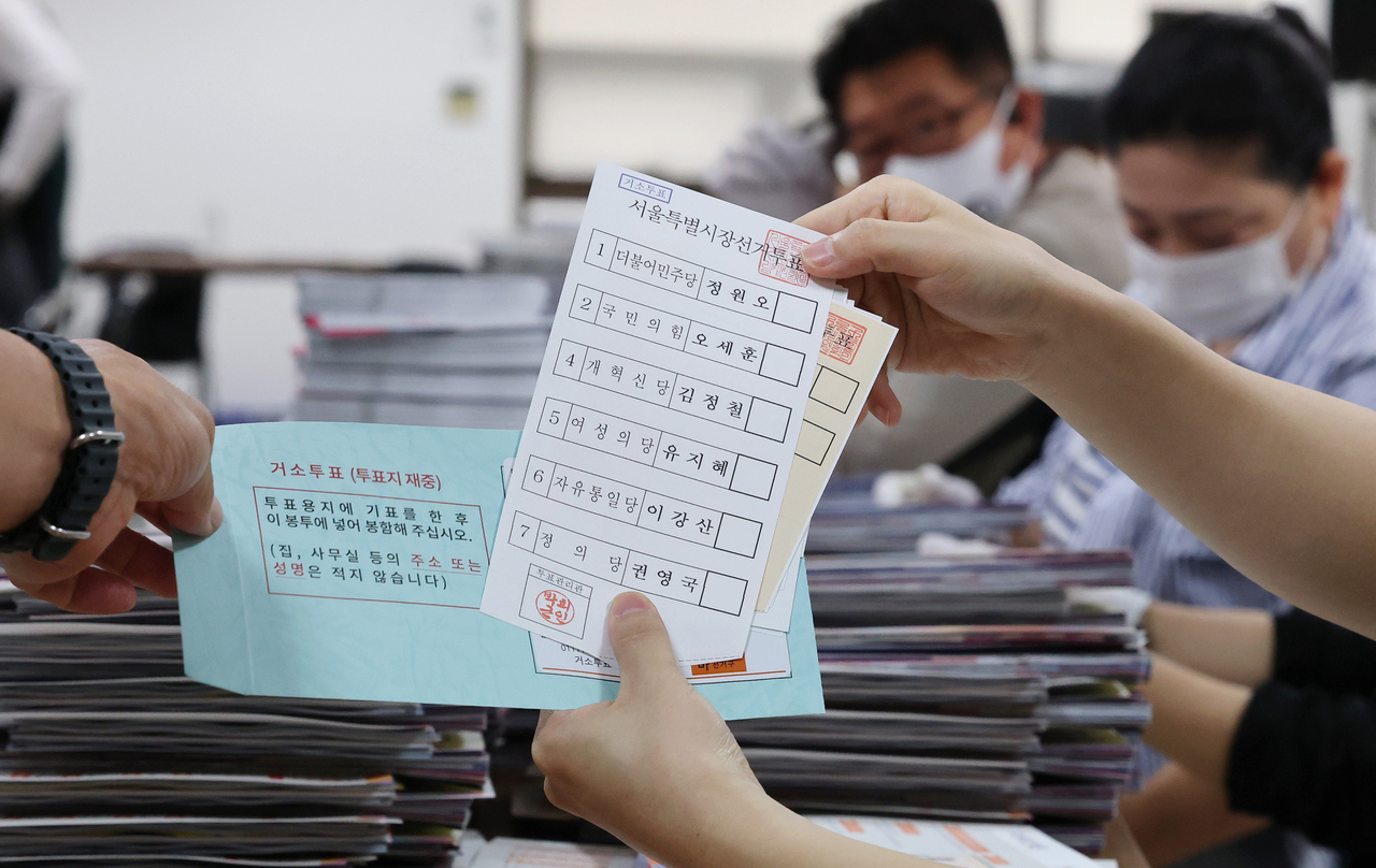 Election officials inspect absentee ballots and campaign materials for the June 3 local elections at the Guro-gu Election Commission in Seoul on Saturday before mailing them to voters. (Yonhap)