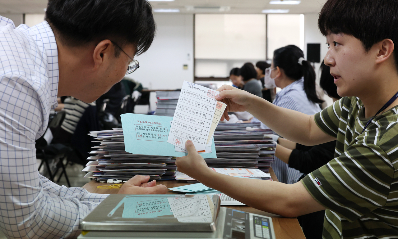 Election officials inspect absentee ballots and campaign materials for the June 3 local elections at the Guro-gu Election Commission in Seoul on Saturday before mailing them to voters. (Yonhap)
