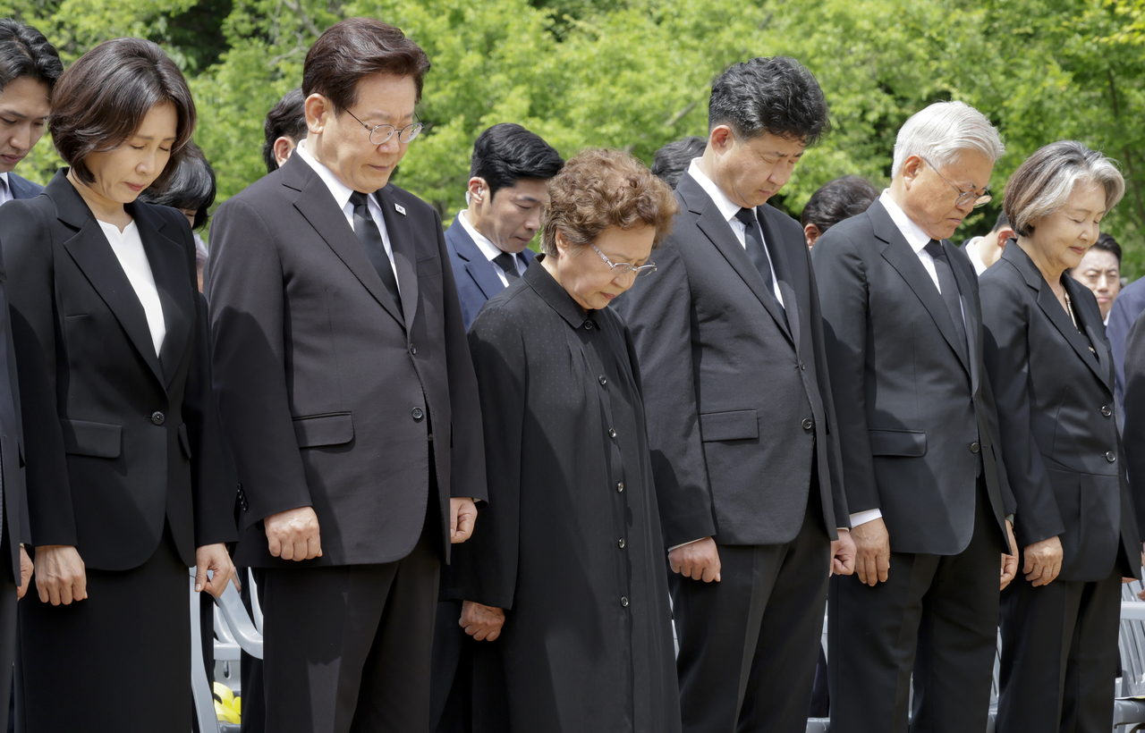 From left: First lady Kim Hea Kyung, President Lee Jae Myung, former President Roh Moo-hyun’s widow Kwon Yang-sook and son Roh Geon-ho, and former President Moon Jae-in and his wife Kim Jung-sook pay silent tribute Saturday during a memorial service marking the 17th anniversary of Roh’s death. (Yonhap)